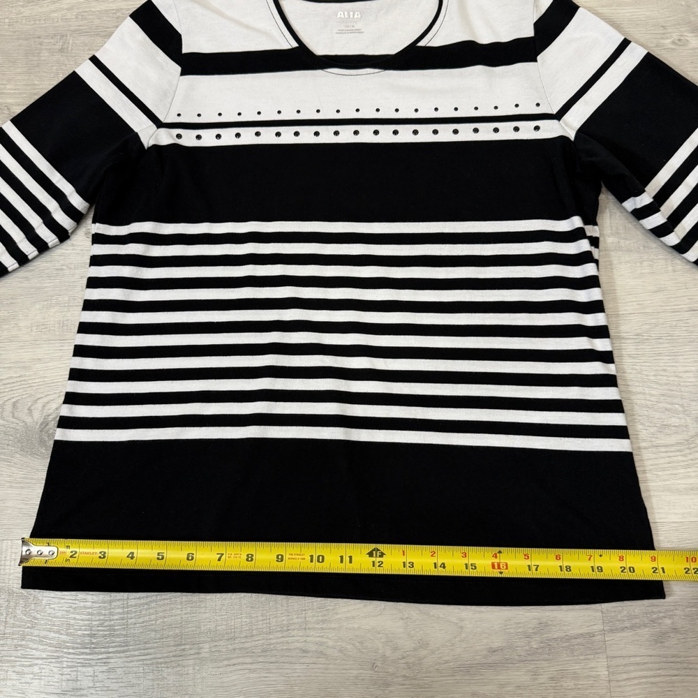 Alia Scoop neck Shirt Striped Black and White with 3/4 Sleeve - Picture 10 of 16